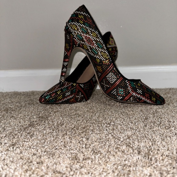 Mix 6 brand new Aztec print pumps - Picture 4 of 7